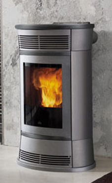 EDILKAMIN FUNNY de 11 Kw. Estructura completamente de fundición. Totalmente canalizable con dos salidas. Panel sinóptico
en el top. Palanca para regulación manual de la canalización. Telecomando con display en dotación. laterales de acero gris top y deco