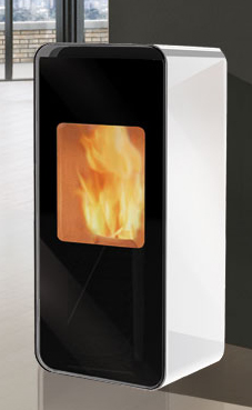 EDILKAMIN NEA de 8 Kw. Ventilación forzada desactivable.Fuego de vermiculita. Doble puerta para el cierre. Radiocomando con display en dotación.Estufa de pellet 
